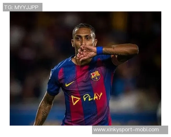 黄老板分享8岁与34岁穿巴萨球衣对比照引发粉丝热议 黄老板分享8岁与34岁穿巴萨球衣对比照引发粉丝热议